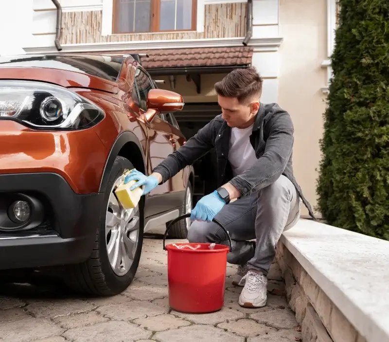 Lavage auto à domicile Les Bordes-Aumont : professionnel intervenant sur un véhicule
